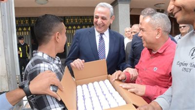 بالصور.. سيارات متنقلة لبيع بيض المائدة بأسعار مخفضة في الغربية