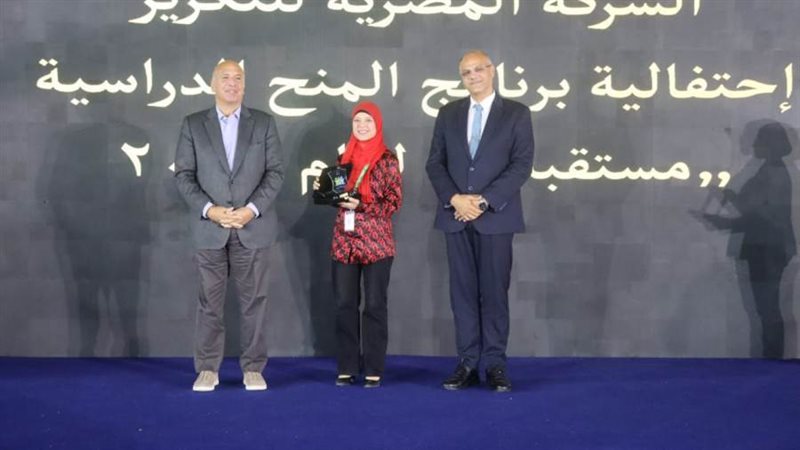 تسليم المنح