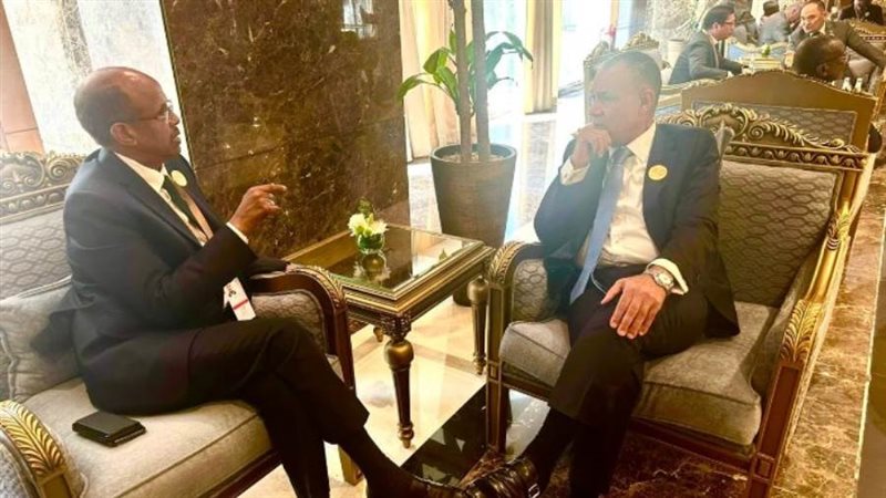 وزير الخارجية مع