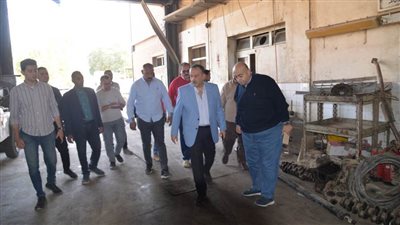 محافظ أسيوط يتفقد شركة أسيوط لإصلاح السيارات ويوجه بعمل آلية لتخزين نواتج الورشة