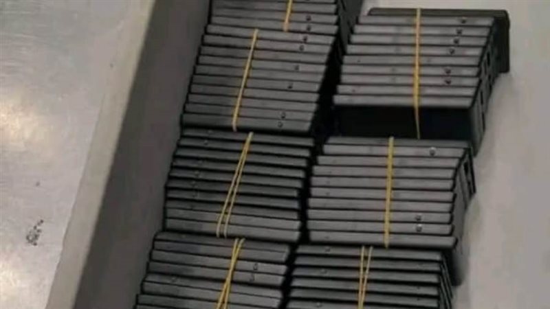 جمارك بمطار برج العرب