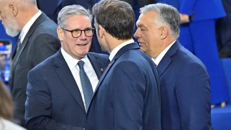 صورة تجمع بين رئيس