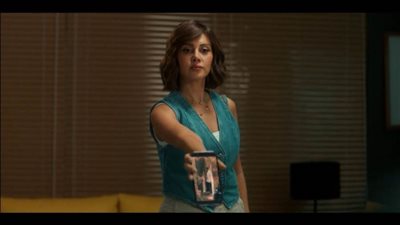 في الحلقة الرابعة - ياسمين رئيس تعود للعمل في البنك بعد تهديدها لنادين في «رقم سري»