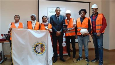 وفد من الطلاب الوافدين بكلية الهندسة بجامعة المنيا يزور مصنع مصر للأسمنت ببني سويف 