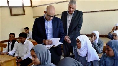 عبد اللطيف في جولة تفقدية لمدارس النوبة