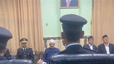 السفير الإندونيسي يقدم العزاء لشيخ الأزهر في ساحة الطيب بالأقصر