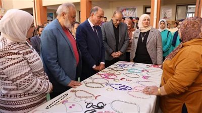 محافظ المنيا يتفقد مدرسة المنيا الرسمية للغات ويشاهد عروضاً فنية ضمن برنامج 