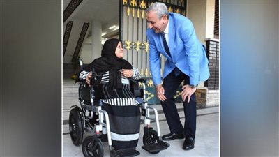  بالصور.. محافظ الغربية يحقق حلم سيدة من ذوي الهمم ويسلم لها كرسيًا كهربائيًا