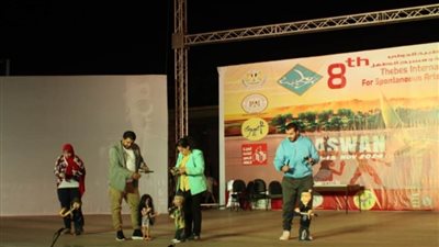 عرائس فرقة عمرو حمزة ترسم البهجة على وجوه أطفال أسوان