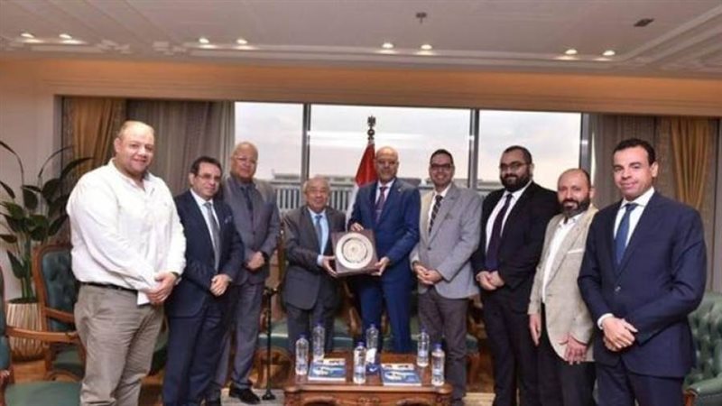 وزير العمل يستقبل