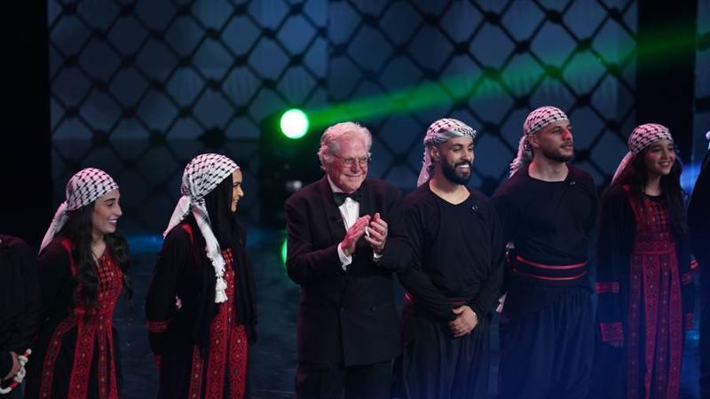 حسين فهمي مع فرقة