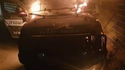 شبان يحرقون مركبة مُحتل في بلدة أبو ديس بالقدس 