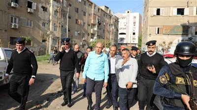محافظ المنيا يتابع ميدانيًا التزام المحال بعدم التعدي على الطريق واستغلال الأرصفة