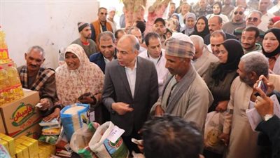 تخفيضات تصل إلى 30٪.. محافظ المنيا يفتتح منفذًا لبيع السلع الغذائية واللحوم بديرمواس 