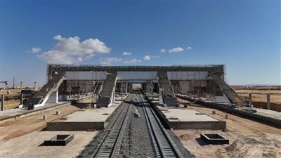 الوزير يتفقد مواقع العمل بمشروع الخط الأول من شبكة القطار الكهربائي السريع 