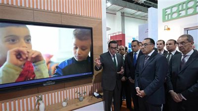 رئيس الوزراء يتفقد جناح المبادرة الرئاسية 