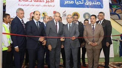 بالتعاون مع صندوق تحيا مصر.. رئيس جامعة المنيا يفتتح معرض 