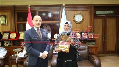 تسليم 11 عقد تقنين أراضي أملاك دولة للمستفيدين من المواطنين