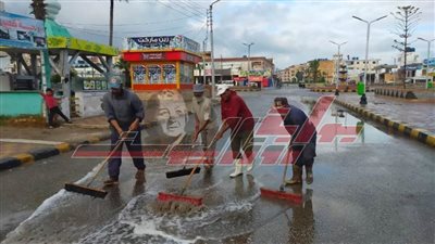 رفع مياه الأمطار وتطهير الصفايات بمصيف بلطيم