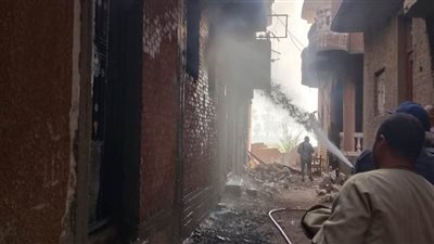 بالصور.. اندلاع حريق بـ 4 منازل في تجدد خصومة ثأرية بأسيوط 