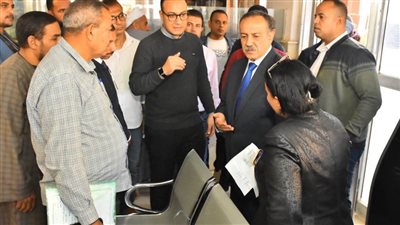 محافظ أسيوط يلتقي المواطنين خلال زيارته المركز التكنولوجي بمنفلوط لحل مشاكلهم