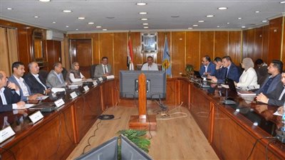 محافظ أسيوط يناقش معدلات تنفيذ مشروعات المبادرة الرئاسية «حياة كريمة» بالمراكز والقرى