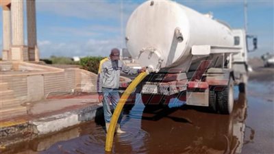 استمرار كسح مياه الأمطار ببلطيم في كفر الشيخ 