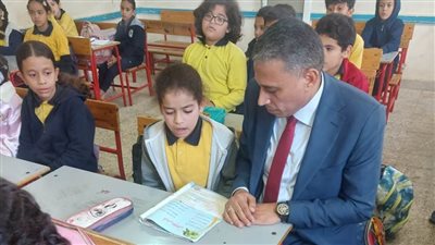 وكيل تعليم الجيزة في جولة تفقدية لإدارة أكتوبر واستبعاد مدير مدرسة وتكريم آخر
