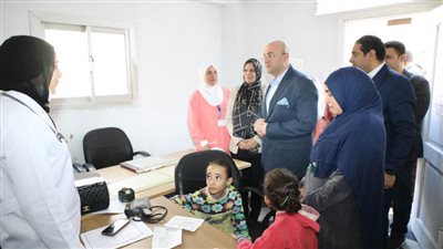 محافظ بني سويف يتفقد مستوى الخدمات الصحية بقرية بني قارون