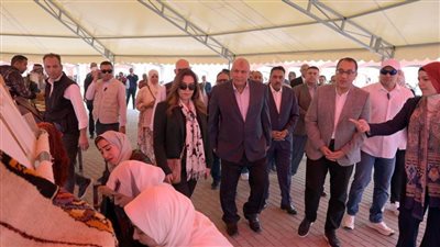 رئيس الوزراء يتفقد القرية التراثية بالخارجة.. ومعرض 