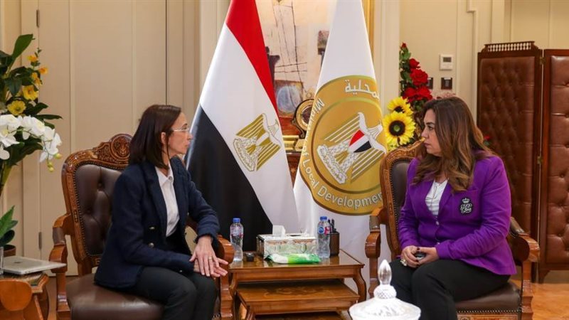 د.منال عوض تلتقي