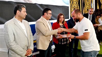   وزير الإسكان ومحافظ دمياط يسلمان عقود وحدات 