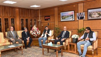 رئيس جامعة أسيوط يجتمع مع عضو أمانة متابعة المشروعات القومية بمجلس الوزراء