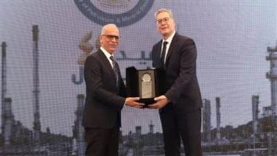 وزير البترول يكرم الكيميائي جمال فتحي