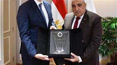 وزير البترول والثروة المعدنية يكرم المهندس أيمن عمارة لمجهوداته في فترة عمله