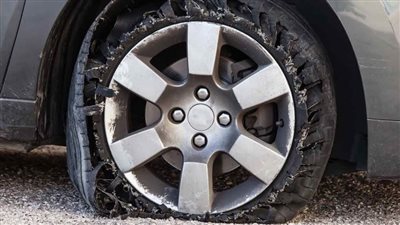 انفجار إطارات السيارات.. احترس من القاتل الصامت على الطرق