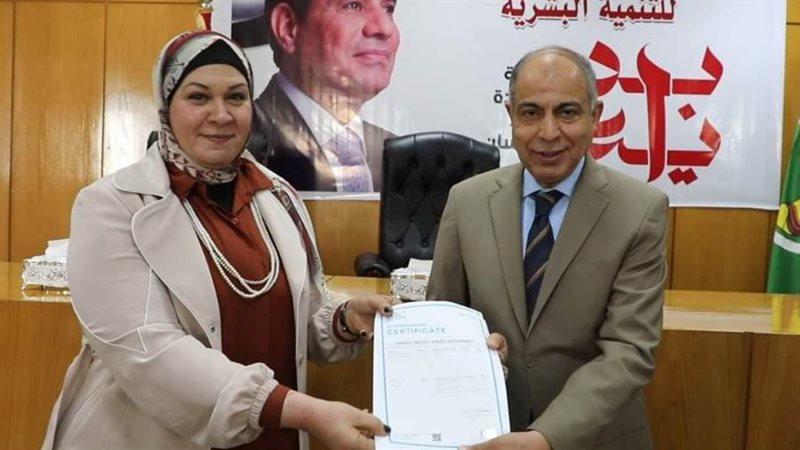 محافظ المنيا يسلم