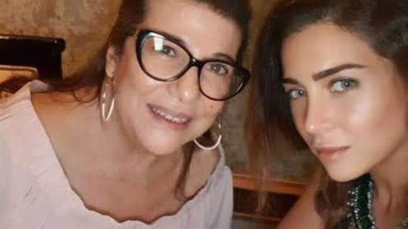 الفنانة مي عز الدين