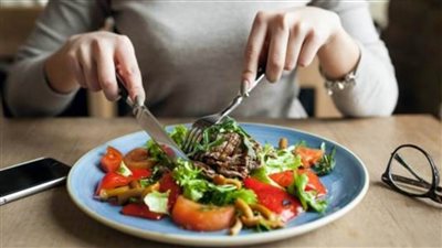 عاجل.. عواقب صحية خطيرة لتناول الطعام بعد الساعة الخامسة مساء