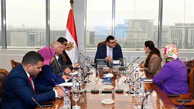 وزير الإسكان يلتقي مسؤولي مجموعة 
