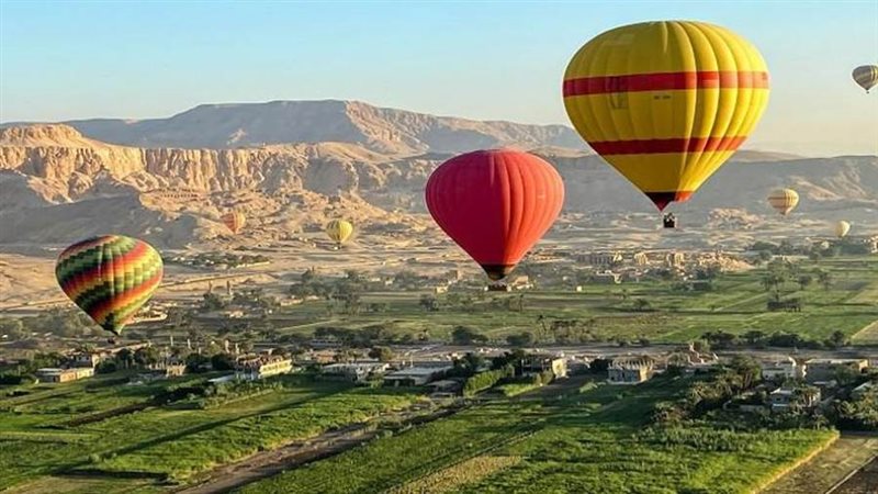 بالون طائر بسماء