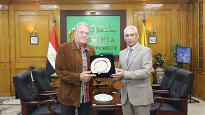 رئيس جامعة المنيا يكرم الدكتور 