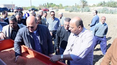 رئيس جامعة سوهاج يشارك في زراعة القمح والشعير والبرسيم بمزرعة الكوثر