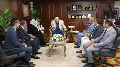 محافظ بني سويف يستقبل وفدًا من النقل والصناعة لمناقشة مشروع الميناء الجاف