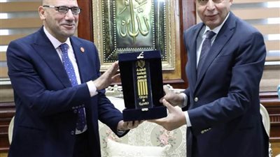 الثقافة تهدي درعها لمحافظ المنيا في ختام مؤتمر أدباء مصر