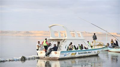 ضيوف مهرجان الفيوم السينمائي الدولي يشاهدون أعمال الصيد ببحيرة قارون
