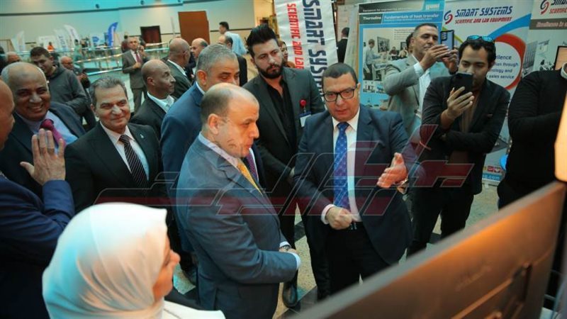 المحافظ يتفقد المعرض