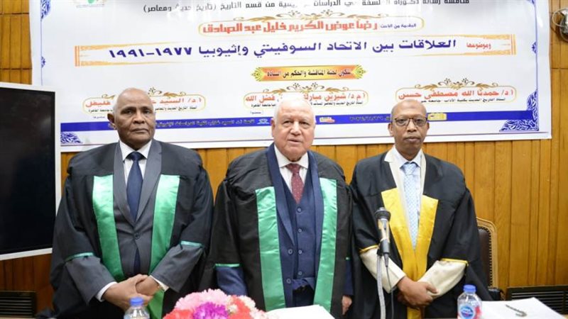 الزميل رضا عوض بجانب