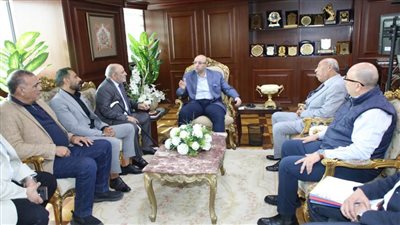 محافظ بني سويف يلتقي جمعية مستثمري منطقة بياض العرب لبحث دفع الاستثمار