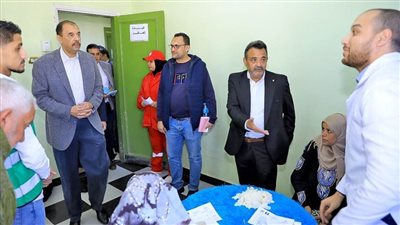 محافظ سوهاج يتفقد فعاليات القافلة الطبية المجانية بمستشفى الهلال الأحمر الخيري
